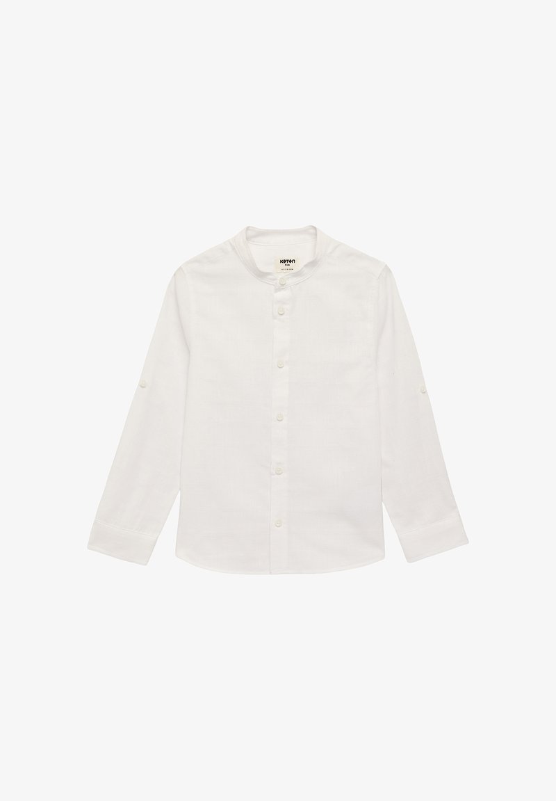 Camisa blanca de manga larga con cuello redondo, cierre frontal con botones y mangas enrollables. Hecha de tela ligera y texturizada.