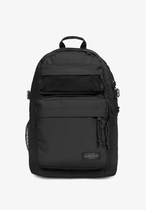 Czarny plecak z wieloma zamykanymi na zamek komorami, siateczkową kieszenią, mocnymi paskami i tkaną metką z logo. Teksturowany, trwały materiał.