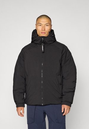 Veste matelassée noire avec un col haut et une capuche ajustable. Dotée d'une fermeture éclair à l'avant et de poignets élastiques. Tissu lisse et isolant.
