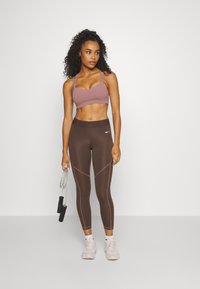 Nike Performance 7/8 TIGHT - Leggingek - baroque brown/smokey mauve/white