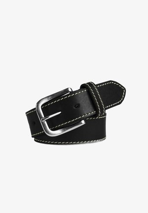 Ceinture en cuir noir avec une boucle en métal argenté et des coutures blanches contrastantes. La sangle est lisse, avec une extrémité pointue et d'une forme régulière.
