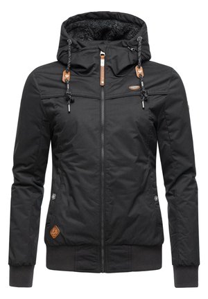 Veste noire avec fermeture éclair à l'avant, capuche ajustable avec cordons de serrage, doublure texturée et bords côtelés au niveau des poignets et de l'ourlet. Accents en cuir avec logo.