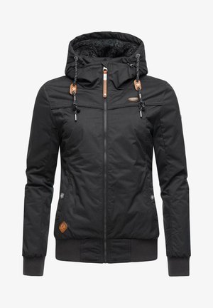 Giacca nera con zip frontale, cappuccio regolabile con cordini, fodera testurizzata e polsini e orlo a costine. Accenti in pelle con logo.
