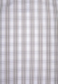 Ruudullinen kangas, jossa vuorottelevat ohuet beige- ja vaaleanharmaat viivat valkoisella pohjalla, sileällä tekstuurilla.