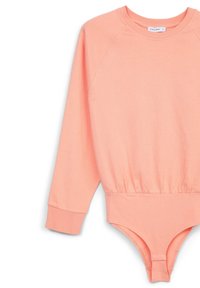 Body a maniche lunghe color corallo con scollo rotondo, polsini a costine, vita arricciata e chiusura a pressione sul fondo.