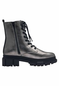 Botín gris metálico hasta el tobillo con cordones negros y cremallera. Suela negra gruesa con surcos distintivos. Textura suave con un detalle de costura minimalista.