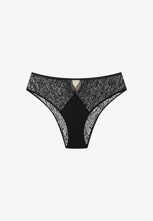 Czarny tanga z koronkowymi wstawkami, z geometrycznymi wzorami i centralnym wycięciem. Miękka tkanina z kontrastującymi przezroczystymi bocznymi panelami.
