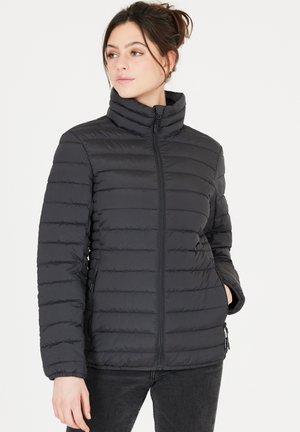 Svart vadderad jacka med hög krage, vertikal sömnad och dragkedjefickor. Tillverkad av lätt material, med en figursydd design.