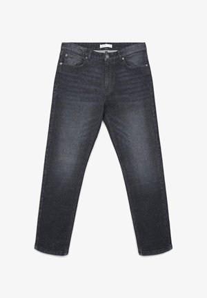 Jean en denim gris foncé avec une coupe droite, design à cinq poches et ceinture cousue. Présente un léger délavage et des accessoires en métal.