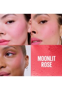 Trois gros plans sur des femmes diverses portant du blush rose et un rouge à lèvres assorti, à côté d'un échantillon texturé rouge intitulé « MOONLIT ROSE ».
