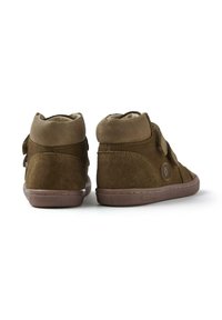 Zapatillas altas de ante marrón con una correa de gancho y bucle, punta redondeada y suela de goma texturizada con detalle de logo en el lado.