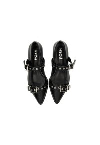 Scarpe nere con tacco alto e punta affusolata, caratterizzate da due fibbie a cintura e dettagli in borchie circolari, realizzate in pelle liscia.