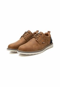 Zapatos de cuero marrón con un acabado suave, con punteras redondeadas, diseño de cordones y suelas de goma grises con acentos blancos.