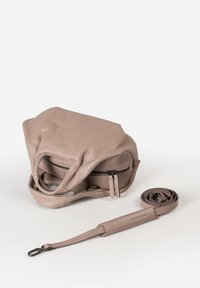 Borsa a mano in pelle color taupe chiaro con superficie testurizzata, chiusura con zip, manici corti e una tracolla staccabile e regolabile.