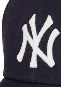 Marineblaues Baseballcap mit einem auffälligen, weißen bestickten "NY"-Logo. Das Material ist Baumwolle, mit einer strukturierten Form und einer flachen Krempe.