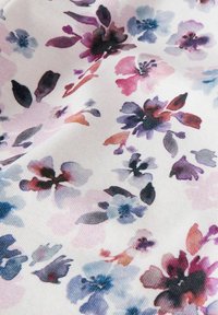 Blumenstoff mit weißem Hintergrund und Aquarellblumen in Rosa-, Lila-, Blau- und dunklen Akzenten. Weiche Textur.