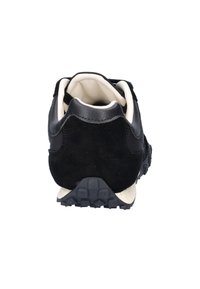 Schwarze Wildleder- und Ledersneaker mit gepolstertem Kragen, weichem cremefarbenen Innenfutter und strukturiertem Gummisohle mit einem Profilmuster.