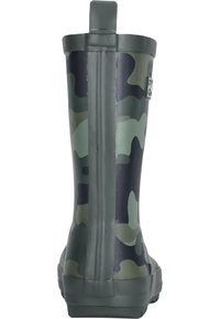 Botte de pluie en caoutchouc camouflage vert et noir avec une surface texturée, hauteur mi-mollet, et une languette à l'arrière pour un enfilage facile.