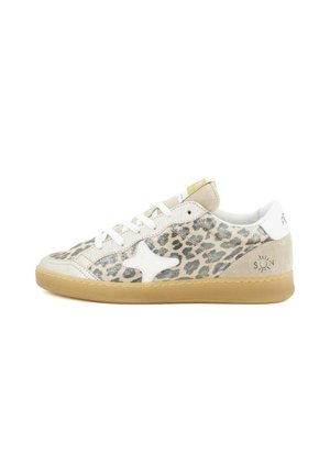 Sneaker basse in suede beige, tessuto con stampa leopardata, dettaglio stella bianca, lacci bianchi, suola in gomma e logo "SUN" sul tallone.