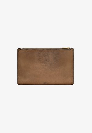 Pochette en cuir marron avec une texture lisse, de forme rectangulaire, et un accent en zip doré en haut. Design minimaliste sans motifs.