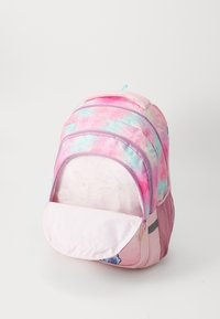Rosa Rucksack mit einem gradienten Blattmuster, mehreren Reißverschlussfächern, einem Netzseitentasche und einer glatten Textur. Die Fronttasche verfügt über einen Klappenverschluss.