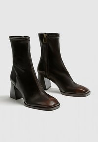 Stradivarius HEEL WITH STRETCH LEGS - Stivaletti - brown