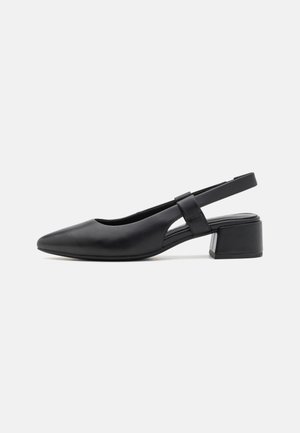 Escarpin slingback en cuir noir avec un bout pointu et un talon carré bas. Doté d'une large bride autour de la cheville et de découpes latérales.