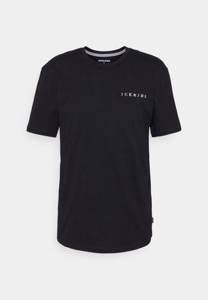 Zwart T-shirt met korte mouwen en ronde hals met kleine tekst "JCK&JNS" op de linkerborst en gestreepte detail aan de binnenkant van de kraag.
