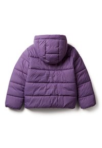 Giubbotto imbottito viola con cappuccio, dotato di sezioni trapuntate orizzontali, una superficie liscia e polsini elasticizzati. Senza chiusure visibili.