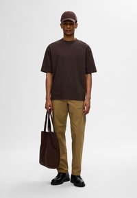 Selected Homme SLH LOOSE OSCAR O NECK TEE - Basic póló - chocolate torte