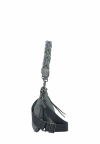 Borsa in pelle grigia con una tracolla intrecciata, hardware in argento e una texture morbida; presenta una chiusura con zip e una cintura in nylon regolabile.