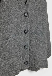 Siv cardigan z zrnato pletenino, z V-izrezom, šestim črnimi gumbi in dvema sprednjima žepoma.