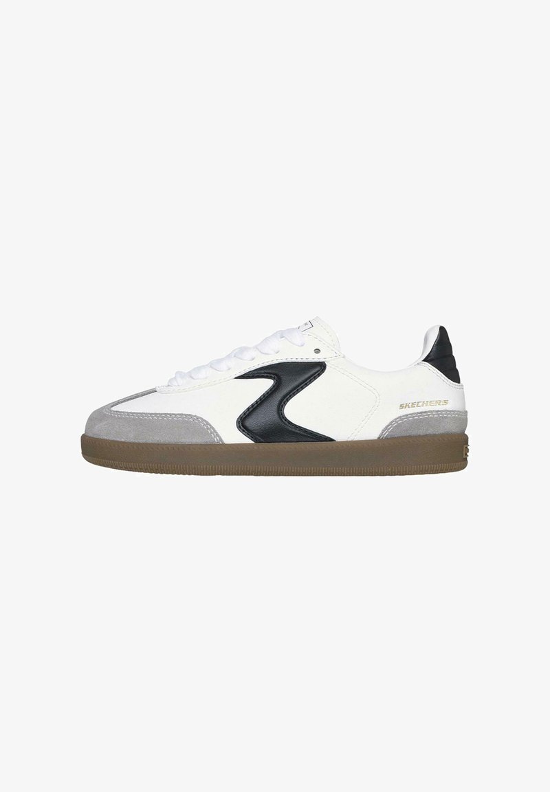 Zapatilla blanca con puntera de ante gris, detalles laterales negros y suela de goma marrón. Presenta cordones blancos y un logo de marca en el lateral.