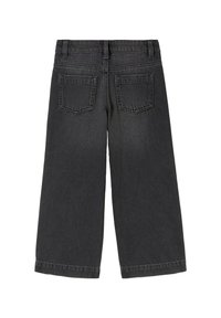 Jeans de mezclilla de pierna ancha en gris oscuro con una cintura alta, dos bolsillos traseros y detalles de costura visibles. Textura suave y amplio espacio en las piernas.