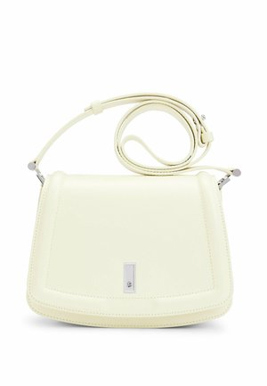 Borsa a tracolla in pelle crema con forma strutturata, dotata di un elemento in metallo argentato e di una tracolla rimovibile. Texture liscia e design minimale.