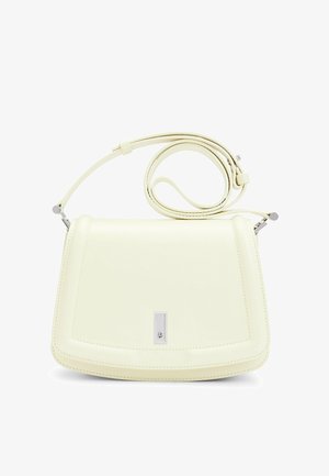 Sac à bandoulière en cuir crème avec une forme structurée, mettant en avant un accent en métal argenté et une bandoulière amovible. Texture lisse et design minimaliste.