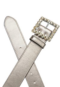 Cinturón plateado metálico con acabado texturizado, que presenta una hebilla cuadrada adornada con strass transparentes y costuras visibles.