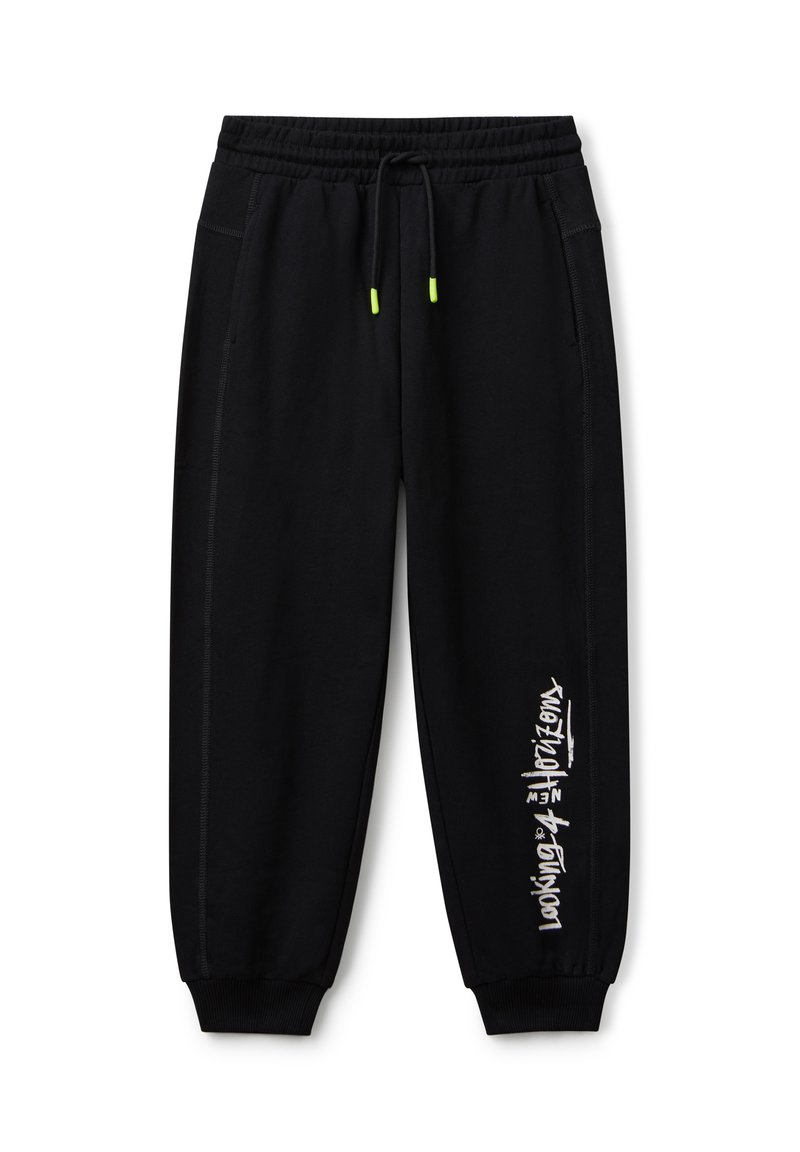 Czarne dresy z elastycznym paskiem w talii, neonowo-żółtymi końcówkami sznurka, bocznymi kieszeniami, ściągaczami na nogawkach oraz białym napisem "Looking 4 New Horizons" na lewej nodze.