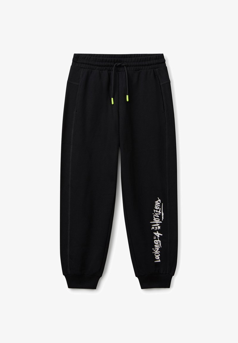 Czarne dresy z elastycznym paskiem w talii, neonowo-żółtymi końcówkami sznurka, bocznymi kieszeniami, ściągaczami na nogawkach oraz białym napisem "Looking 4 New Horizons" na lewej nodze.