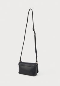 Borsa a tracolla nera in pelle con una forma rettangolare elegante, tracolla regolabile e un sottile dettaglio di cucitura sul flap.