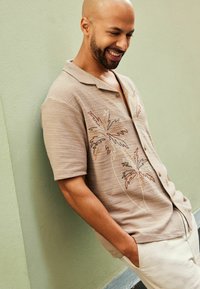Next TEXTURED SHORT SLEEVE - Majica - neutral palm tree embroidery