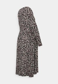 Vestido preto floral com mangas longas, um corpete ajustado e uma saia fluída. Apresenta um delicado padrão floral de várias cores por todo o vestido.