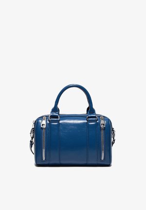 Borsa a mano in pelle blu con doppio manico, due tasche frontali verticali con cerniera e finiture in argento, mostrata su sfondo bianco.