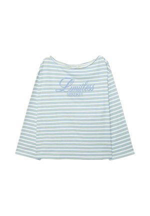 Langärmliges weißes Hemd mit dünnen horizontalen blauen und grünen Streifen, mit dem Schriftzug "Limitless" in Kursivschrift quer über der Brust.