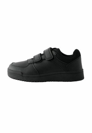 Chaussures de sport noires avec deux bandes auto-agrippantes. Fabriquées en cuir lisse, elles possèdent un col rembourré et une semelle en caoutchouc texturé.