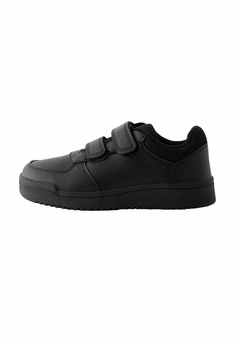 Chaussures de sport noires avec deux bandes auto-agrippantes. Fabriquées en cuir lisse, elles possèdent un col rembourré et une semelle en caoutchouc texturé.