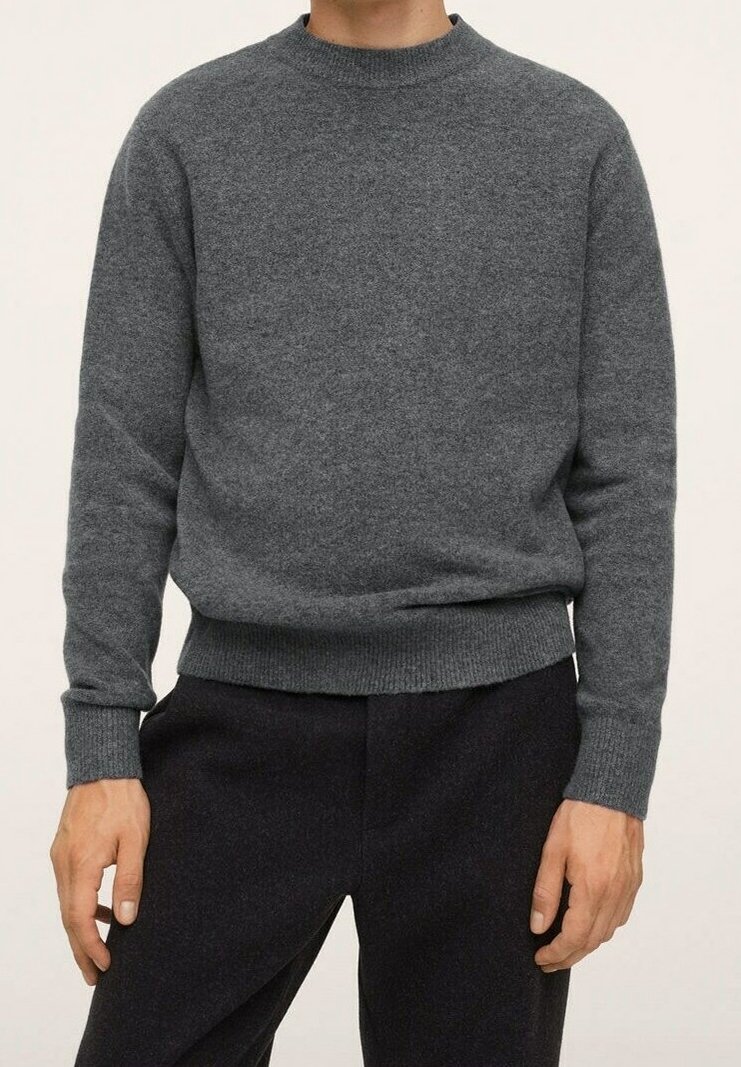 Grauer Strickpullover mit Rundhalsausschnitt, strukturiertem Stoff, langen Ärmeln und geripptem Saum. Kombiniert mit dunkler Hose.
