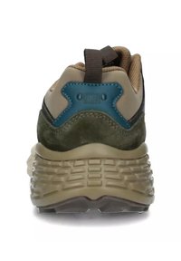 Calzature con tomaia in pelle scamosciata color tan a trama, dettagli in suede verde e particolari blu. Presentano una suola spessa e strutturata per una migliore aderenza.