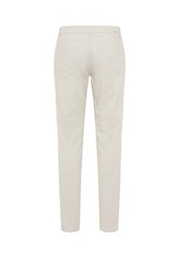 Beige schlanke Hose mit Gesäßtaschen und Gürtelschlaufen, von hinten gezeigt mit einem kleinen rechteckigen Etikett am Bund.