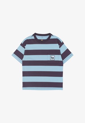 Tričko s krátkym rukávom s vodorovnými svetlomodrými a tmavofialovými pruhmi a malou náprsnou kapsou s nášivkou s logom "tn".